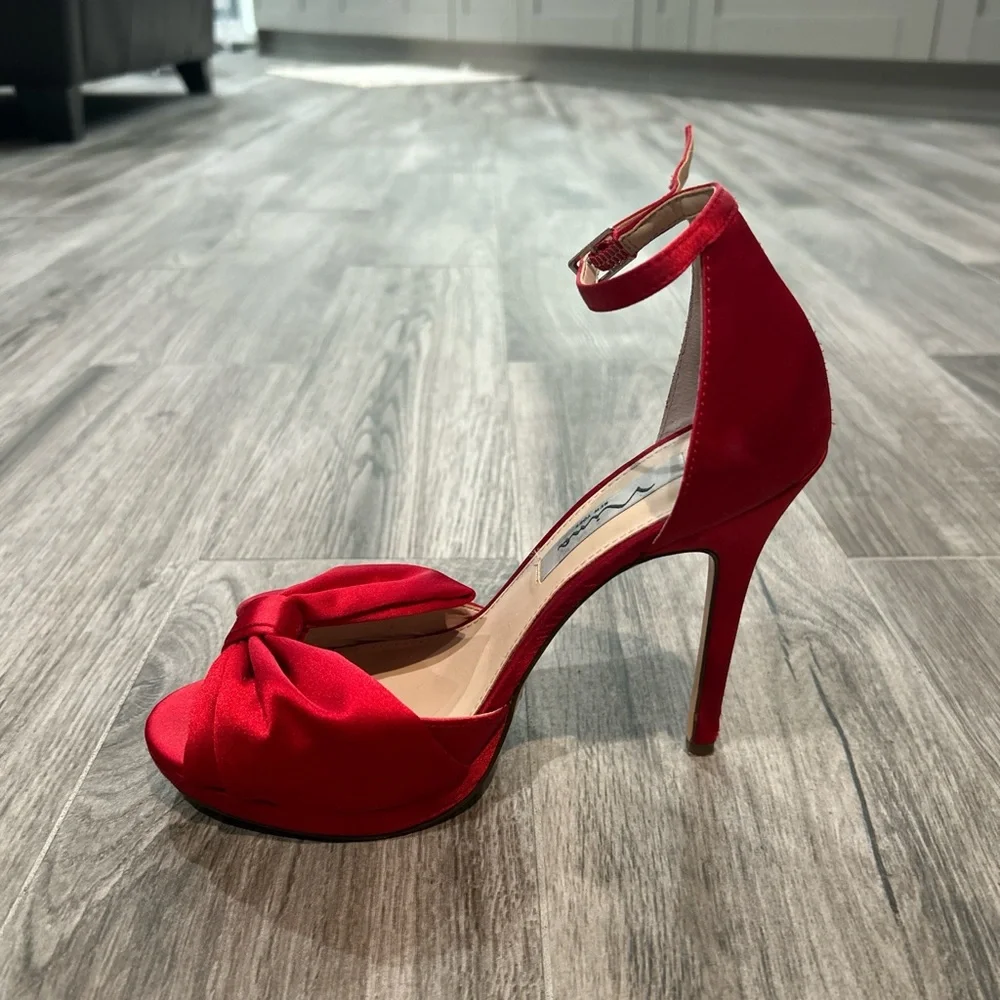Nina Shoes Red Velvet Heels with Bow Detail - Picture 4 of 5
